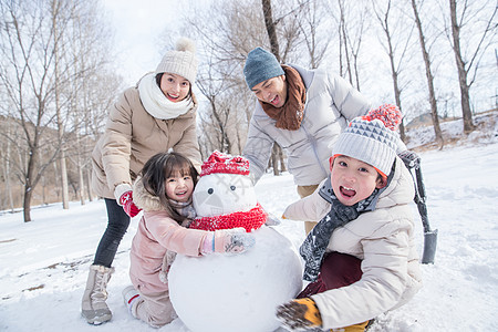 欢乐家庭在雪地里堆雪人图片