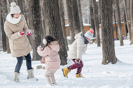 年轻妈妈和孩子们在雪地里玩耍图片