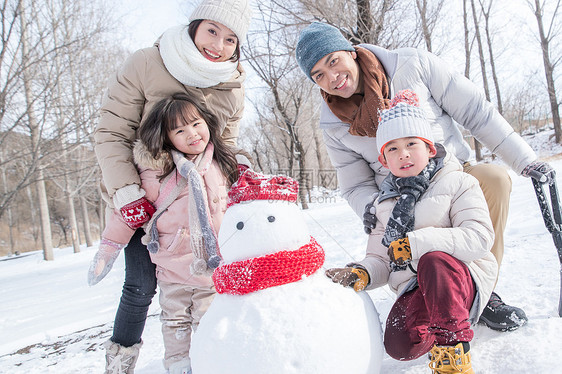 欢乐家庭在雪地里堆雪人图片