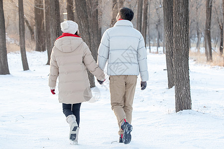 雪地上散步的青年夫妇图片