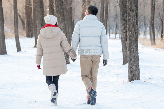 雪地上散步的青年夫妇图片