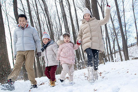 欢乐家庭在雪地里奔跑图片