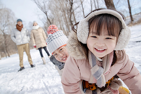 欢乐家庭在雪地上玩雪橇图片