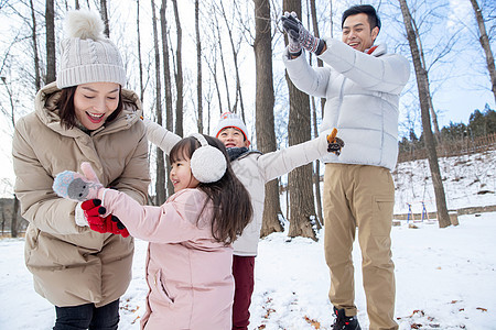 雪地里打雪仗的一家人图片