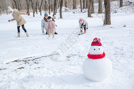 雪地里的一家人和雪人图片