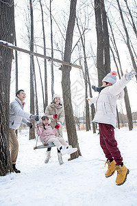 快乐的一家人在雪地里玩耍图片