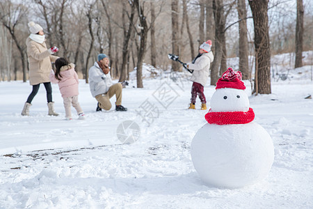 雪地里的一家人和雪人图片