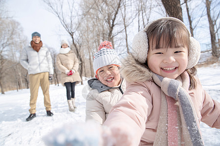 玩雪的女孩欢乐家庭在雪地上玩雪橇背景