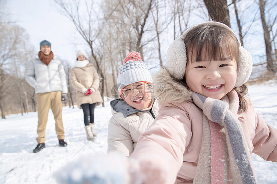 欢乐家庭在雪地上玩雪橇图片