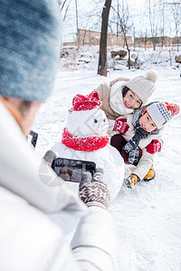 欢乐家庭在雪地里照相图片