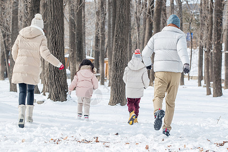 欢乐家庭在雪地里奔跑图片