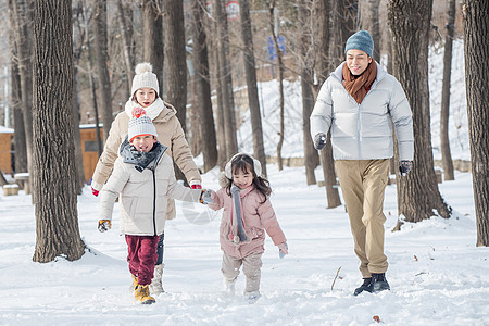 欢乐家庭在雪地里奔跑图片