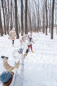 雪地里打雪仗的一家人图片