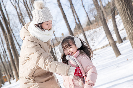 快乐母女在雪地玩耍高清图片