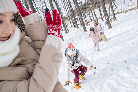 雪地里打雪仗的一家人图片