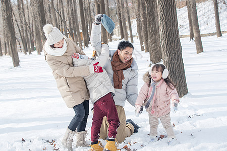 快乐的一家人在雪地里玩耍图片