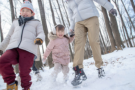 爸爸和孩子们在雪地里玩耍图片