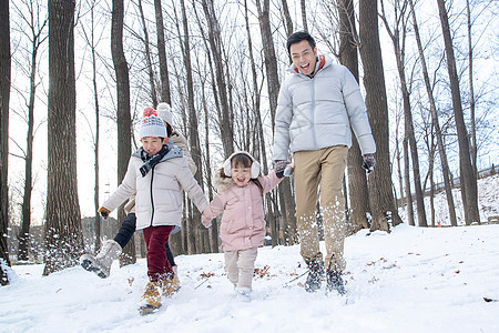 雪地里玩耍的欢乐家庭图片