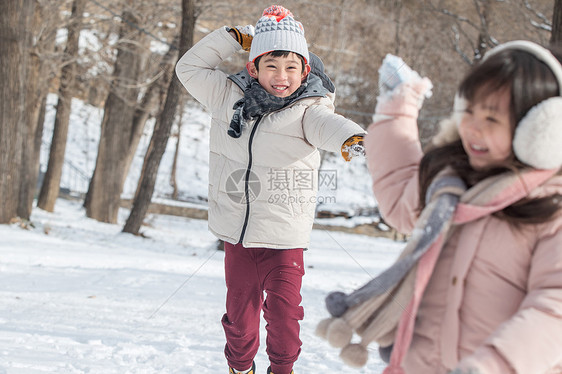 两个小朋友在雪地里玩耍图片