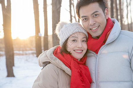 雪地上的青年夫妇图片