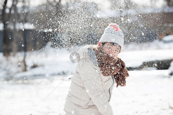 在外面玩雪的小男孩图片