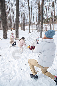 雪地里打雪仗的一家人图片