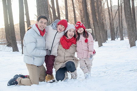 在雪地里玩耍的一家人图片