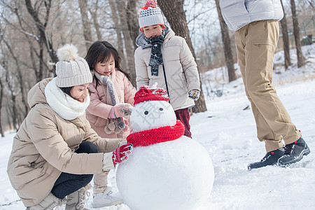 欢乐家庭在雪地里堆雪人图片