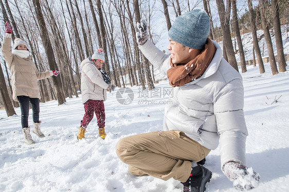 打雪仗的快乐家庭图片