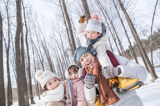 雪地里玩耍的快乐家庭图片