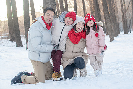 在雪地里玩耍的一家人图片