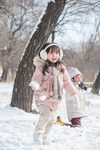 两个小朋友在雪地里玩耍图片