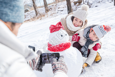 欢乐家庭在雪地里照相图片