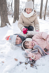 年轻妈妈和孩子们在雪地里玩耍图片