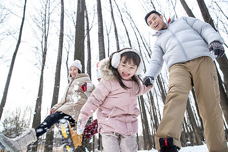 在雪地里玩耍的一家人图片