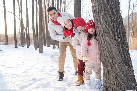 快乐家庭在雪地里玩耍图片