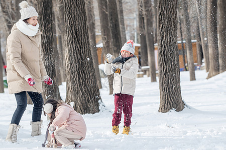 雪地里打雪仗的一家人图片