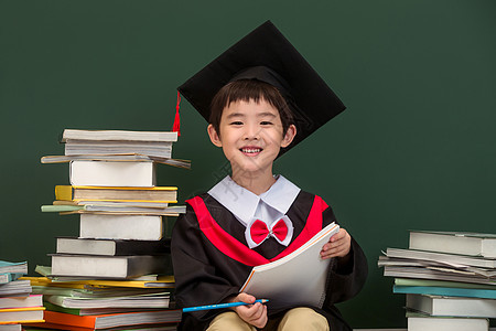 穿着学士服的小学男生图片