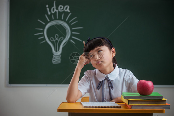 小学女生遇到困难图片