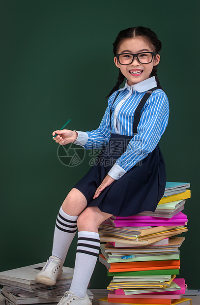 穿着校服的小学女生图片