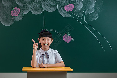 小学女生在教室图片