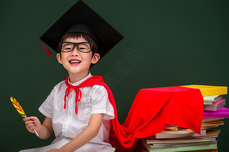 戴着学位帽的小学男生图片