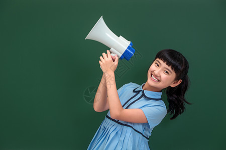 可爱的小学女生拿着扩音器图片