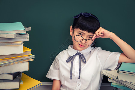 疲劳的小学女生图片