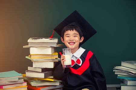 穿着学士服的小学男生图片