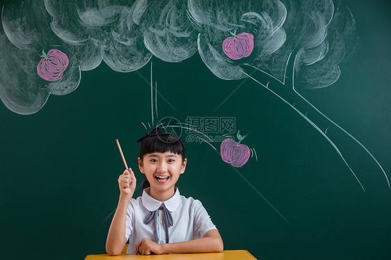 小学女生在教室图片