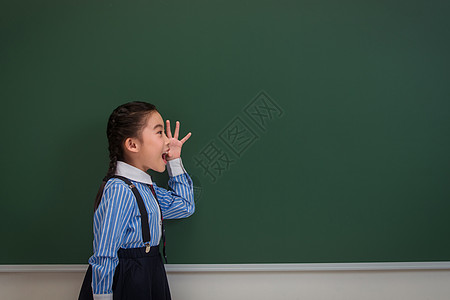 小学女生在教室图片