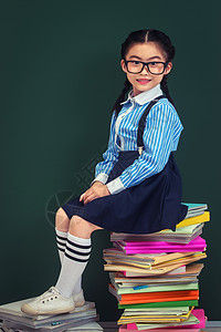 穿着校服的小学女生图片