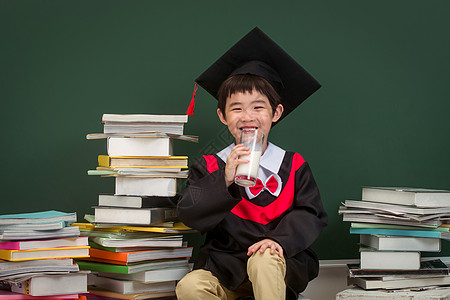 穿着学士服的小学男生图片