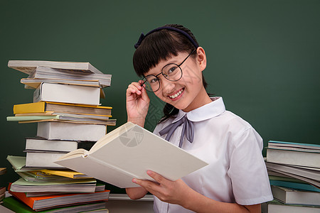 小学女生在读书图片